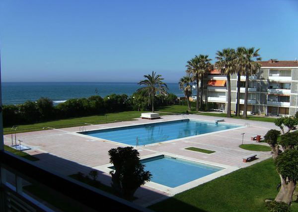 Imagen de la zona de las piscinas de los apartamentos TORREON de Gavà Mar